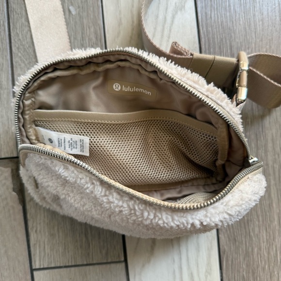 Lululemon Athletica Cream Cosmetic Bag for Elegant Storage - Picture 5 of 5